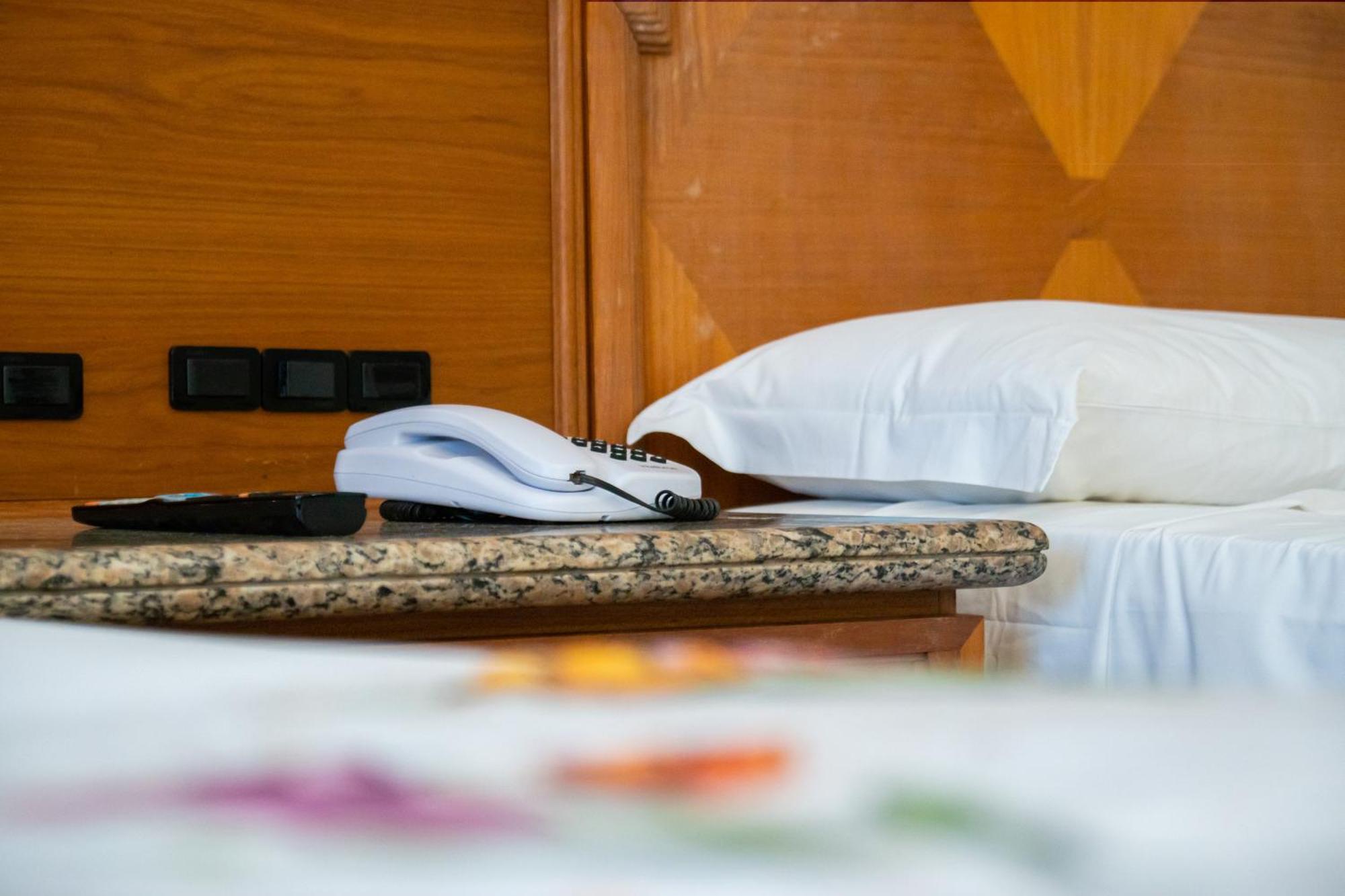 Mabu Thermas Grand Resort Foz do Iguacu Exterior photo A telephone in a hotel room