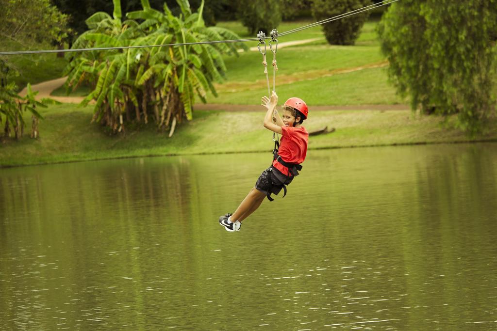 Mabu Thermas Grand Resort Foz do Iguacu Exterior photo A child on a zip line